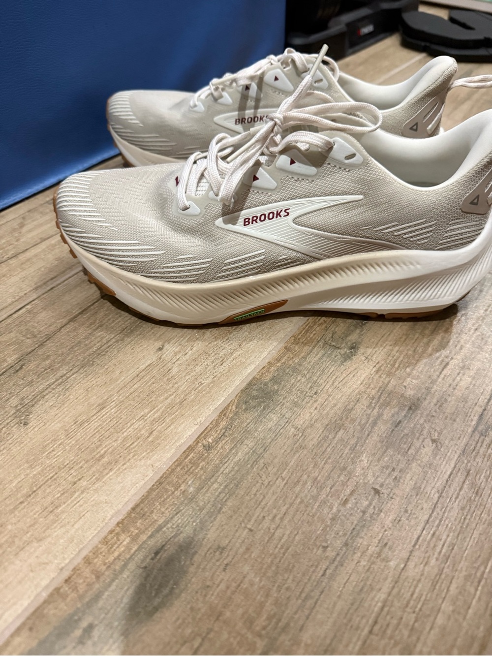 Brooks Women's Cream/White Lace-Up Running Sneakers. Worn twice